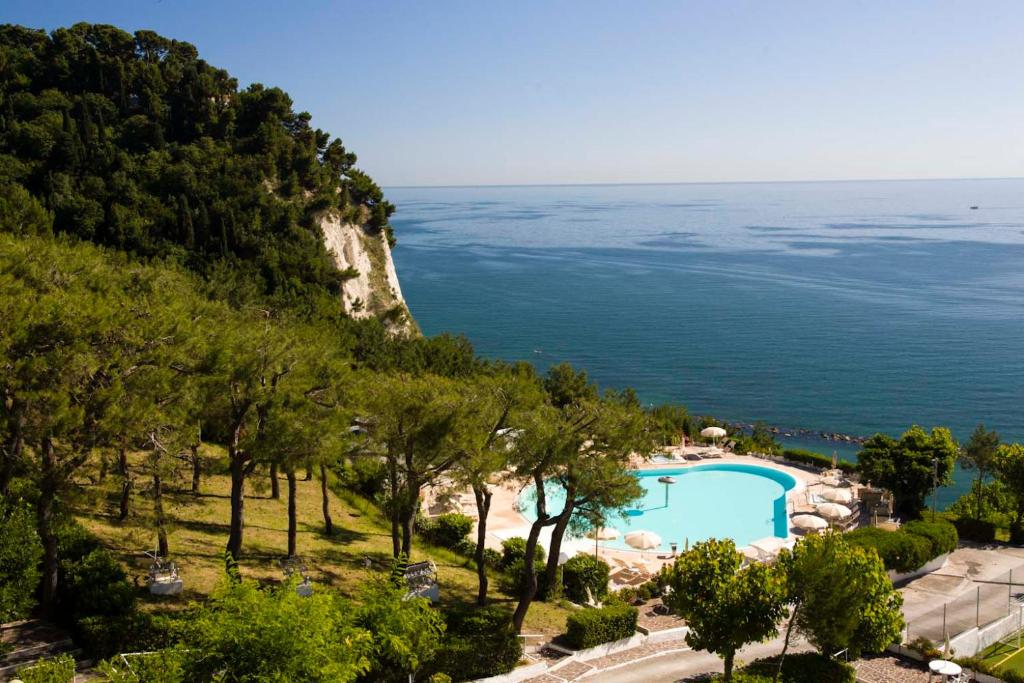 une vue sur une piscine et l'océan dans l'établissement Hotel Eden Gigli, à Numana