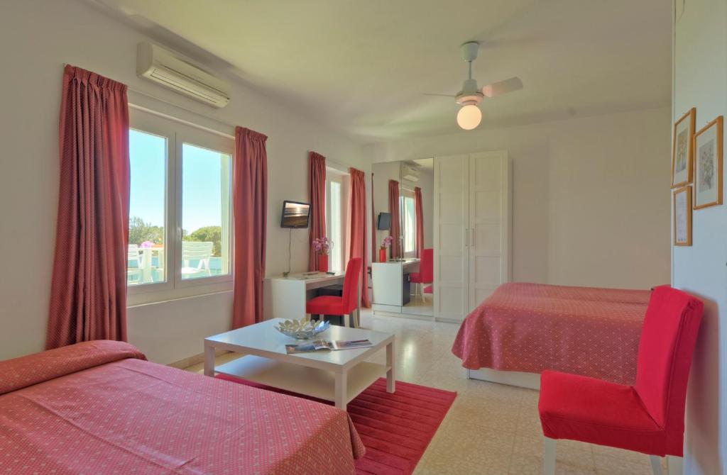 une chambre d'hôtel avec un lit et une table dans l'établissement Hotel Eden Gigli, à Numana