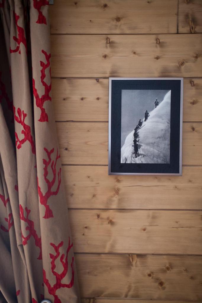 une photo sur un mur en bois avec une photo d'une piste de ski dans l'établissement CGH Résidences & Spas Les Chalets de Flambeau, à Lanslebourg-Mont-Cenis