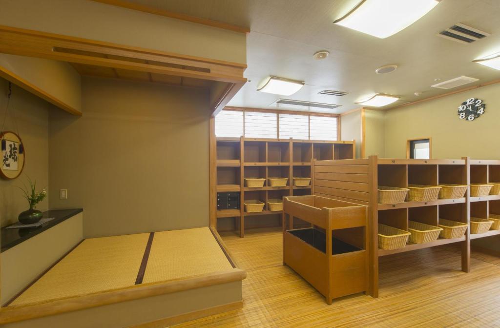 une chambre avec des étagères dans l'établissement Kohan-no-Yado Morimoto, à Kaga 37 autres photos