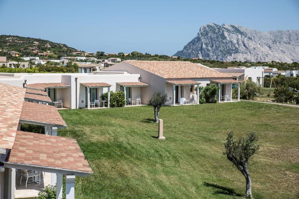 une vue d'une maison avec une grande cour dans l'établissement Grande Baia Resort & Spa, à San Teodoro