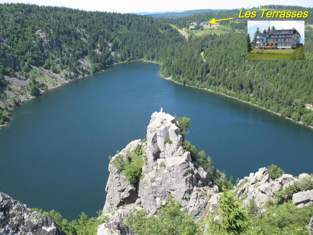 - une vue sur un lac depuis le sommet d'une montagne dans l'établissement Les Terrasses du Lac Blanc - Studios & Appartements, à Orbey 5 autres photos