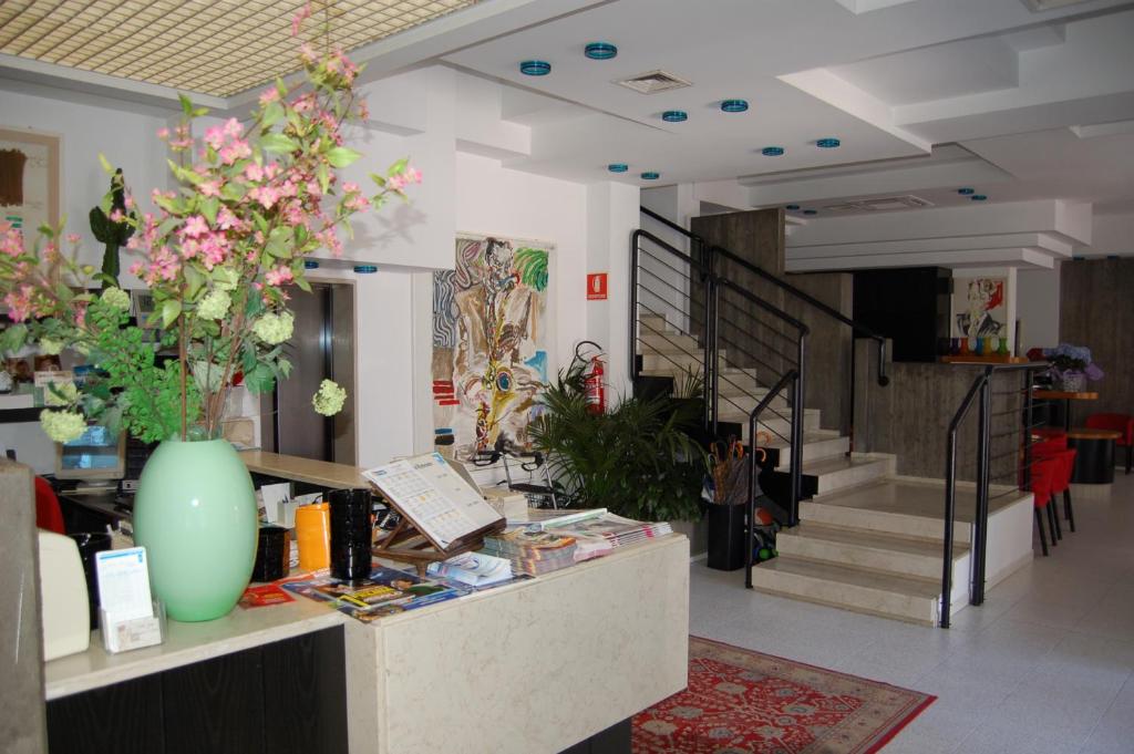 un hall avec un magasin de fleurs sur un comptoir dans l'établissement Hotel Wally, à Lido di Jesolo