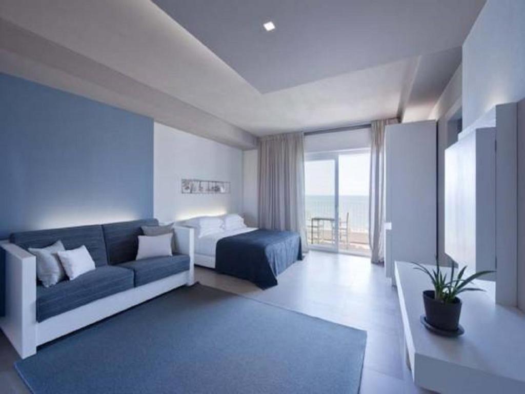 un salon avec un canapé et un lit dans l'établissement Il Fogliano Hotel New Life, à Latina 63 autres photos