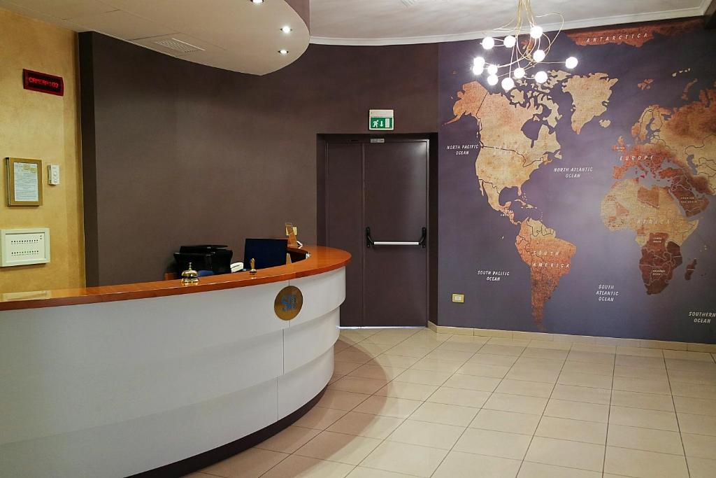 un bar avec une carte du monde sur un mur dans l'établissement Sait Hotel & BB, à Terme Vigliatore 20 autres photos