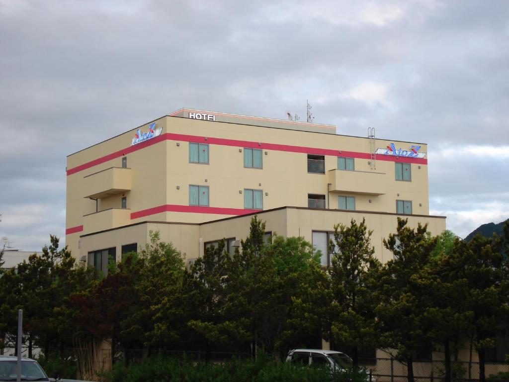 un bâtiment avec une enseigne au sommet dans l'établissement Hotel AtoZ Saku (Adult Only), à Saku