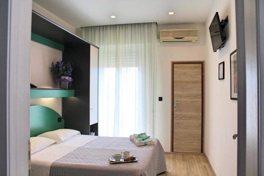 une chambre avec un lit et une grande fenêtre dans l'établissement Hotel Tre Stelle, à Rimini