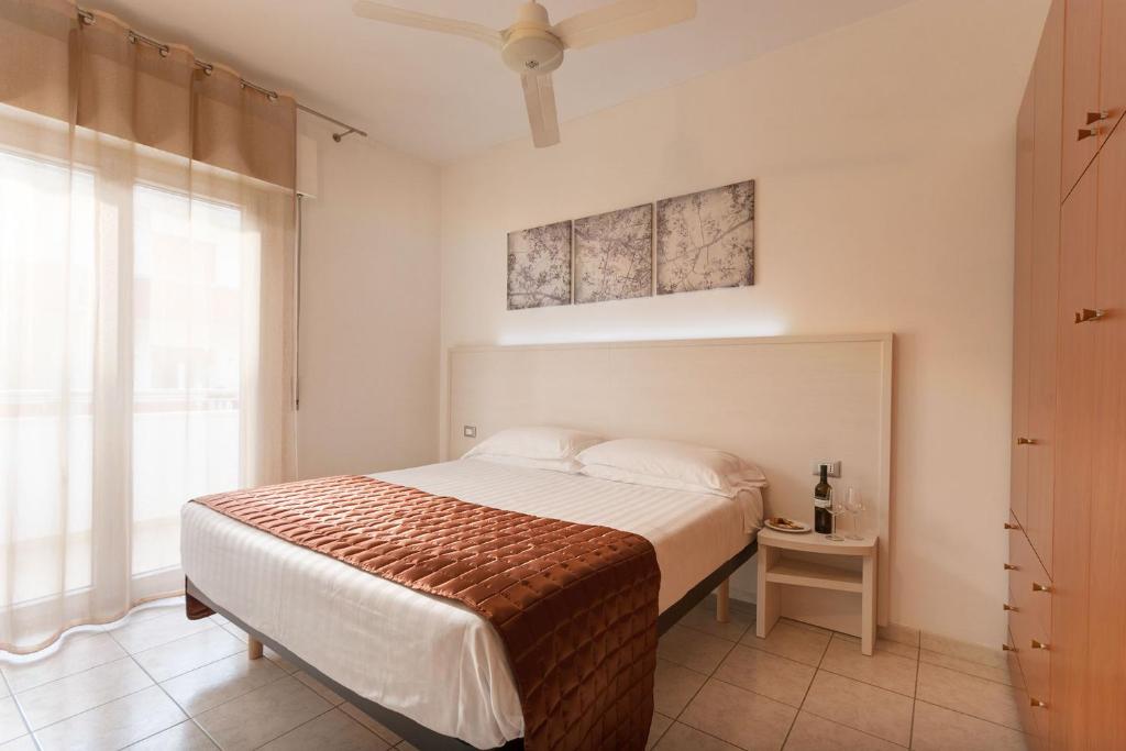 une chambre avec un lit et une fenêtre dans l'établissement Il Conero Mare, à Numana