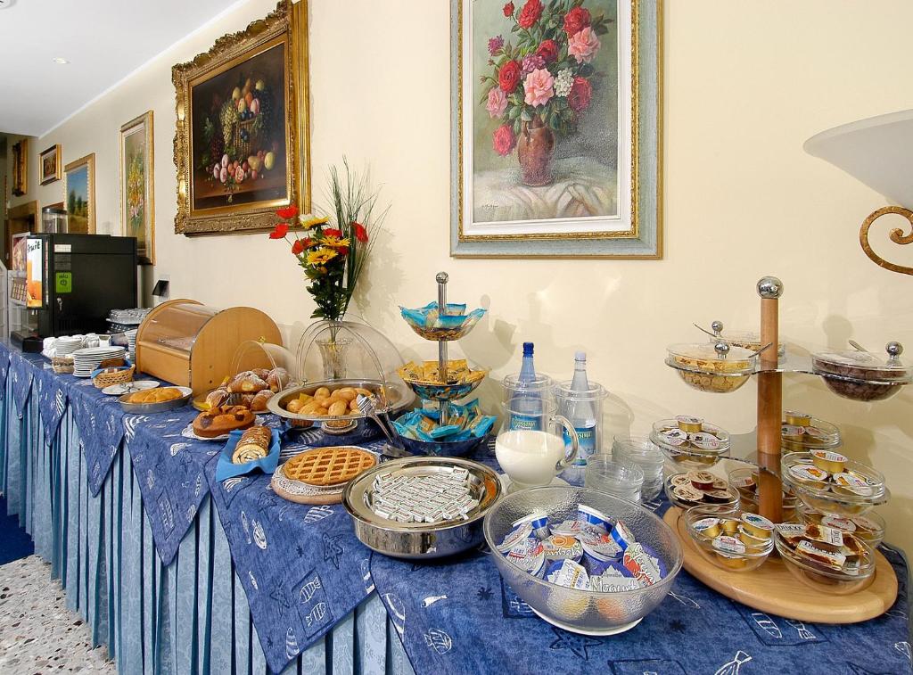 une table bleue avec un buffet de plats dans l'établissement Hotel Cristina Hospitality Centrale, à Riccione