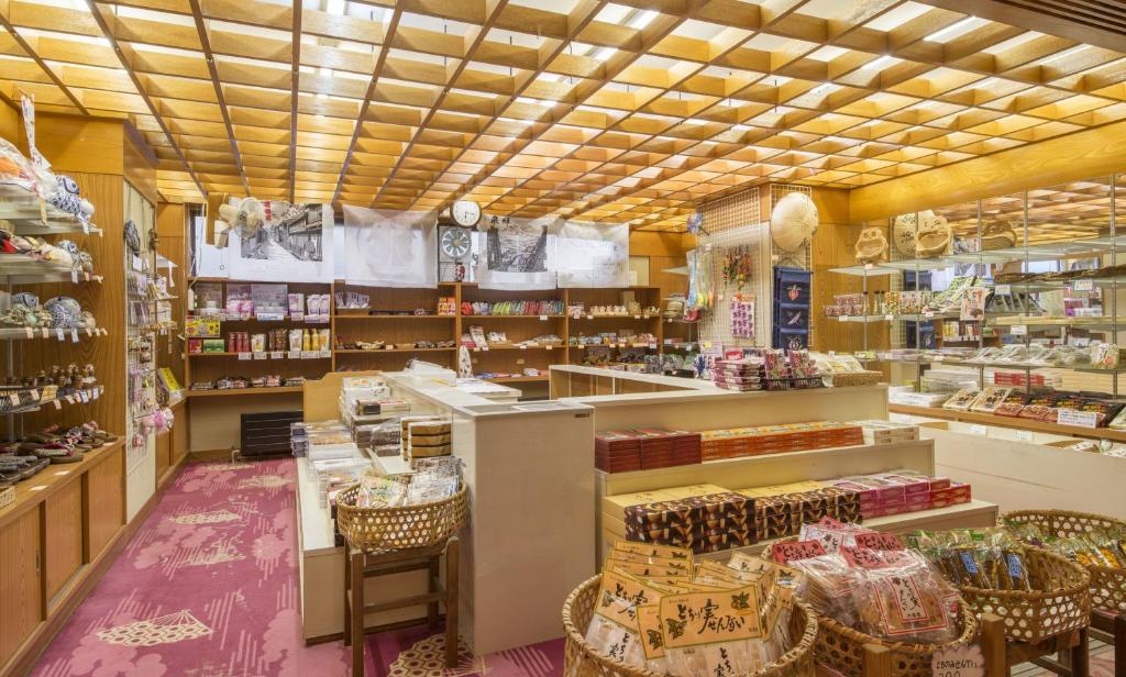 un magasin avec un comptoir et des chaises dans une pièce dans l'établissement Nakamurakan, à Takayama