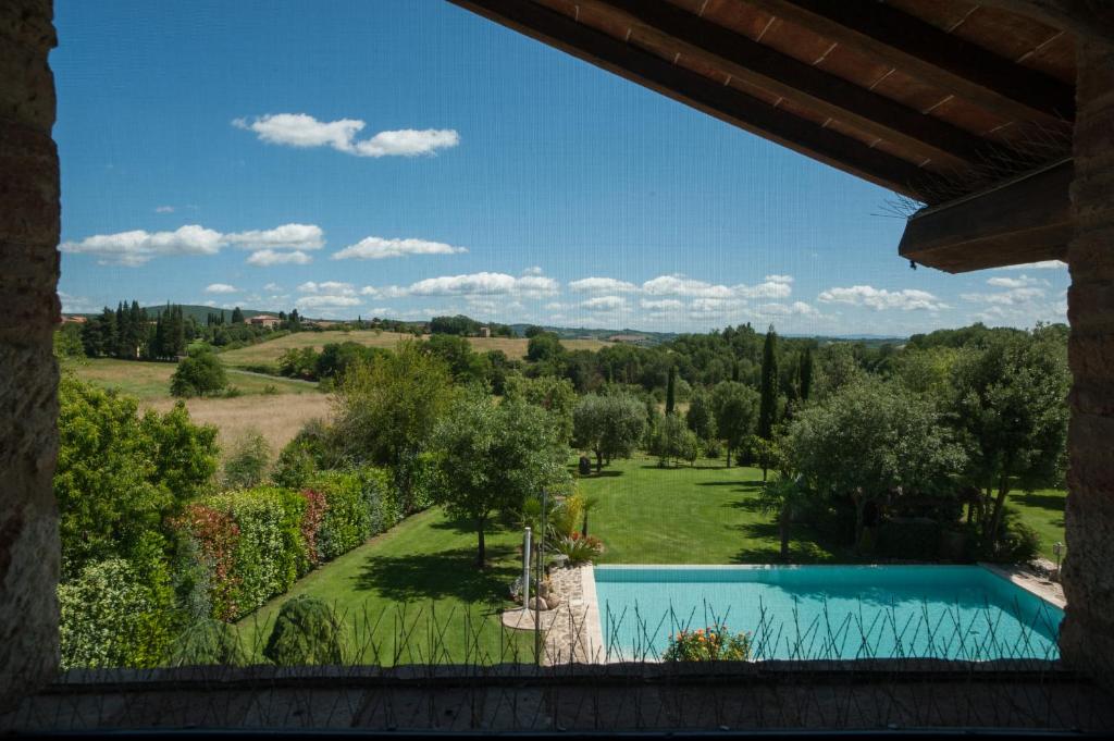 une vue depuis la fenêtre d'une villa avec piscine dans l'établissement Casa Viale dei Cipressi, à Sovicille