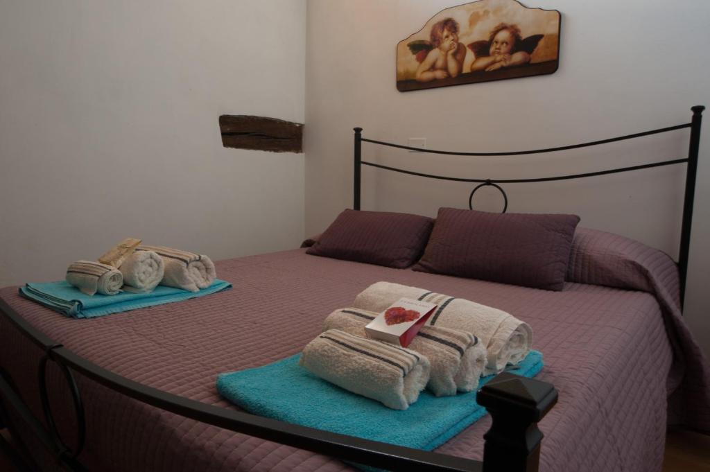 une chambre avec un lit avec des serviettes dessus dans l'établissement Casa Viale dei Cipressi, à Sovicille 22 autres photos