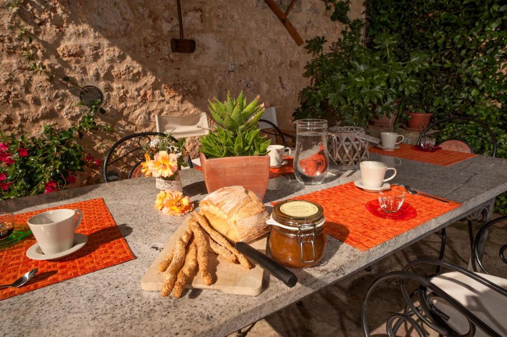 - une table avec du pain, de la confiture et du café dans l'établissement Casa Viale dei Cipressi, à Sovicille