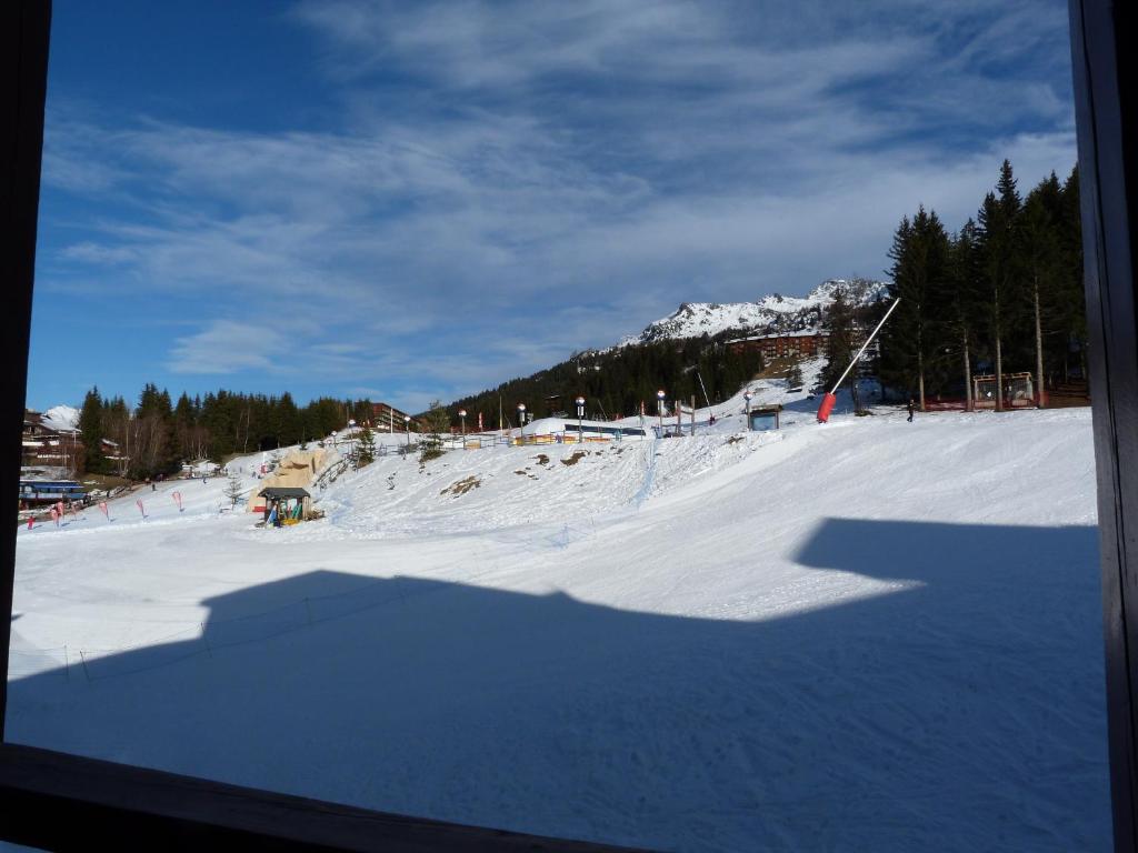 une piste de ski enneigée avec une montagne enneigée dans l'établissement Tournavelles Arcs 1800, à Bourg-Saint-Maurice