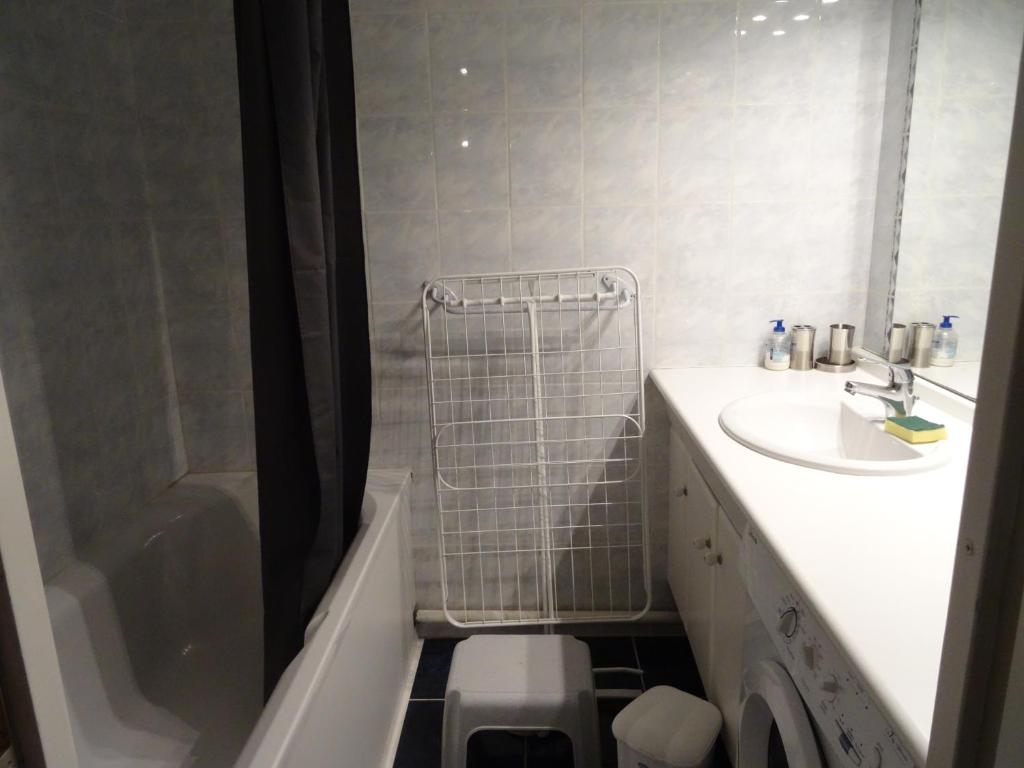 une salle de bain avec un lavabo, des toilettes et une douche dans l'établissement Tournavelles Arcs 1800, à Bourg-Saint-Maurice 9 autres photos