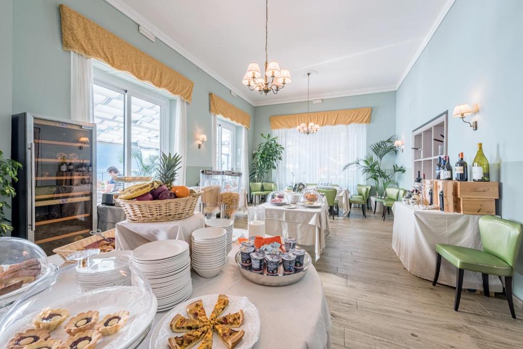 une salle avec des tables et de la nourriture dans l'établissement Villa Belvedere Como Lake Relais, à Argegno