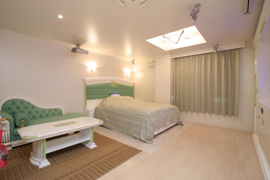 une chambre avec un lit, une table et une fenêtre dans l'établissement Hotel AtoZ Saku (Adult Only), à Saku 26 autres photos