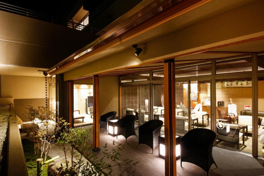 un bâtiment avec des portes, des chaises et des tables en verre dans l'établissement Okuno Hosomichi, à Kobe