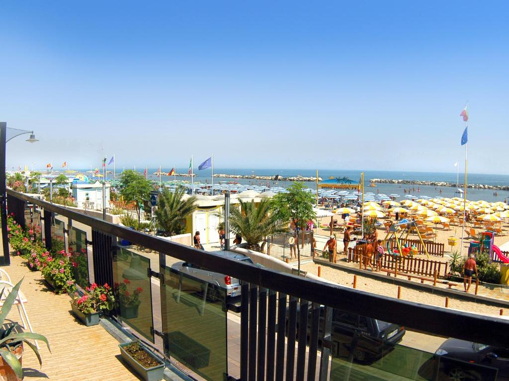 une vue sur une plage avec des parasols et l'océan dans l'établissement Hotel Continental, à Bellaria-Igea Marina