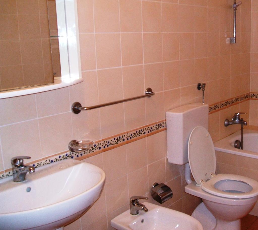 une salle de bain avec toilettes et lavabo dans l'établissement Giannella Appartamenti, à Orbetello 23 autres photos