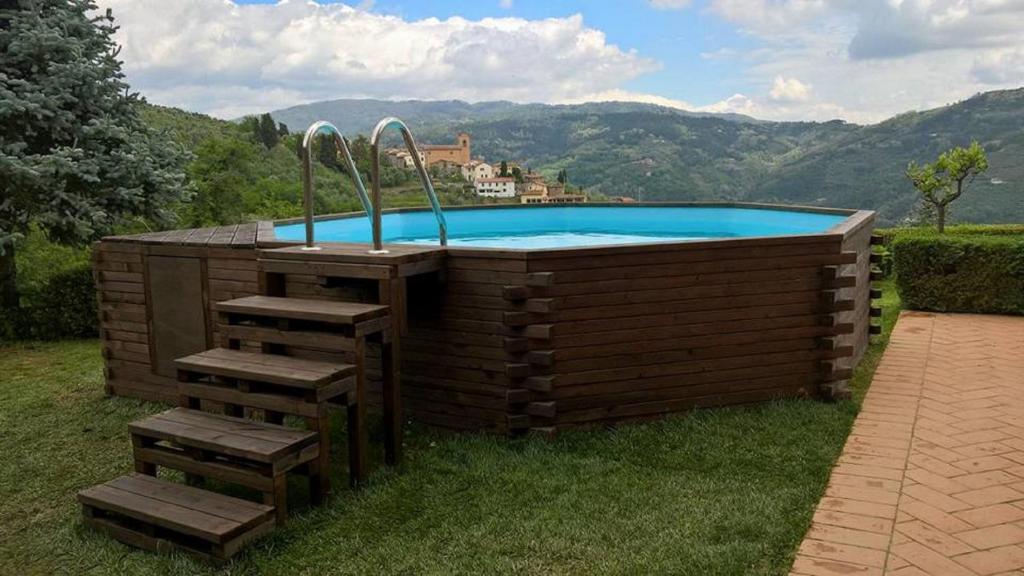 un grand bassin profond avec des escaliers dans la pelouse dans l'établissement Podere Gianpaolo, à Pescia