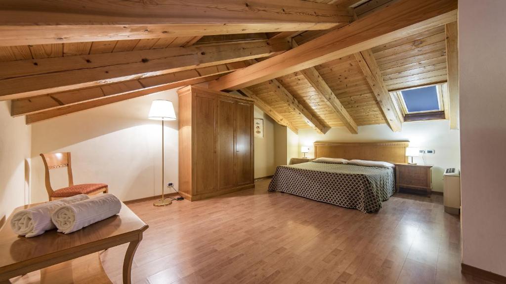 une chambre avec un lit et un bureau dans une pièce dans l'établissement Hotel Ville Bianchi, à Grado