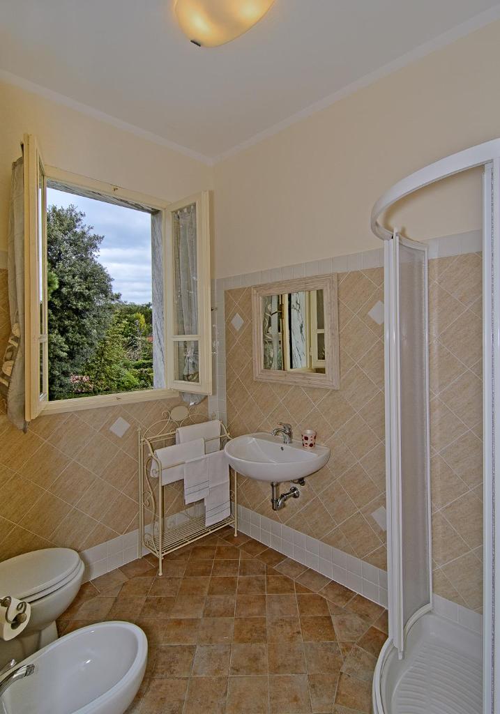 une salle de bain avec un lavabo et une douche dans l'établissement Hotel Verdesolemare, à Marina di Pietrasanta
