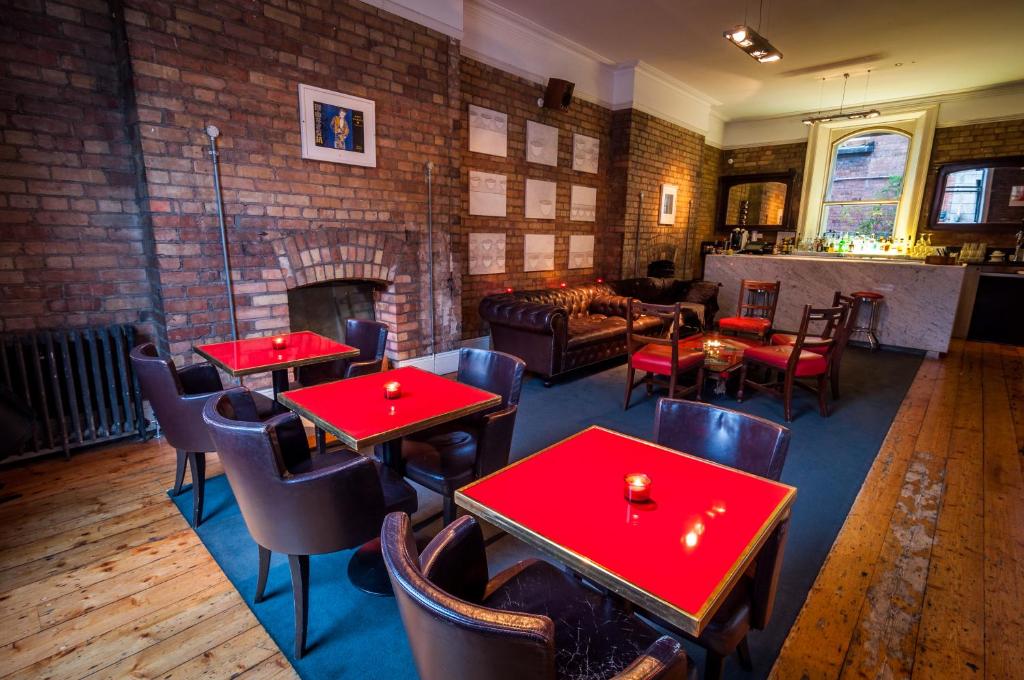 Kellys Hotel Image