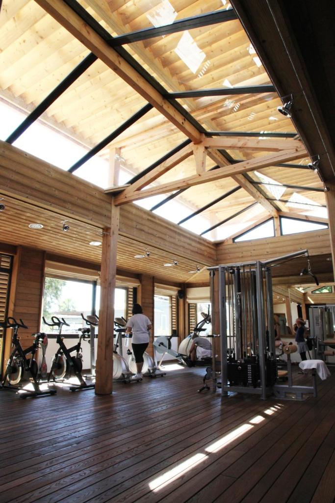 une salle de sport avec des gens faisant de l'exercice à vélo dans un bâtiment dans l'établissement DS One Vacances, Prairies de la Mer, à Grimaud