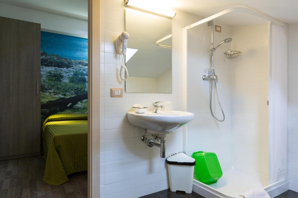 une salle de bain avec un lavabo et une douche dans l'établissement Hotel Miramare, à Pineto 184 autres photos
