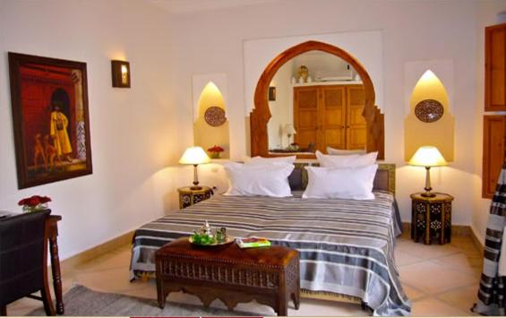 une chambre avec un grand lit et deux lampes dans l'établissement Riad Rabahsadia, à Marrakech