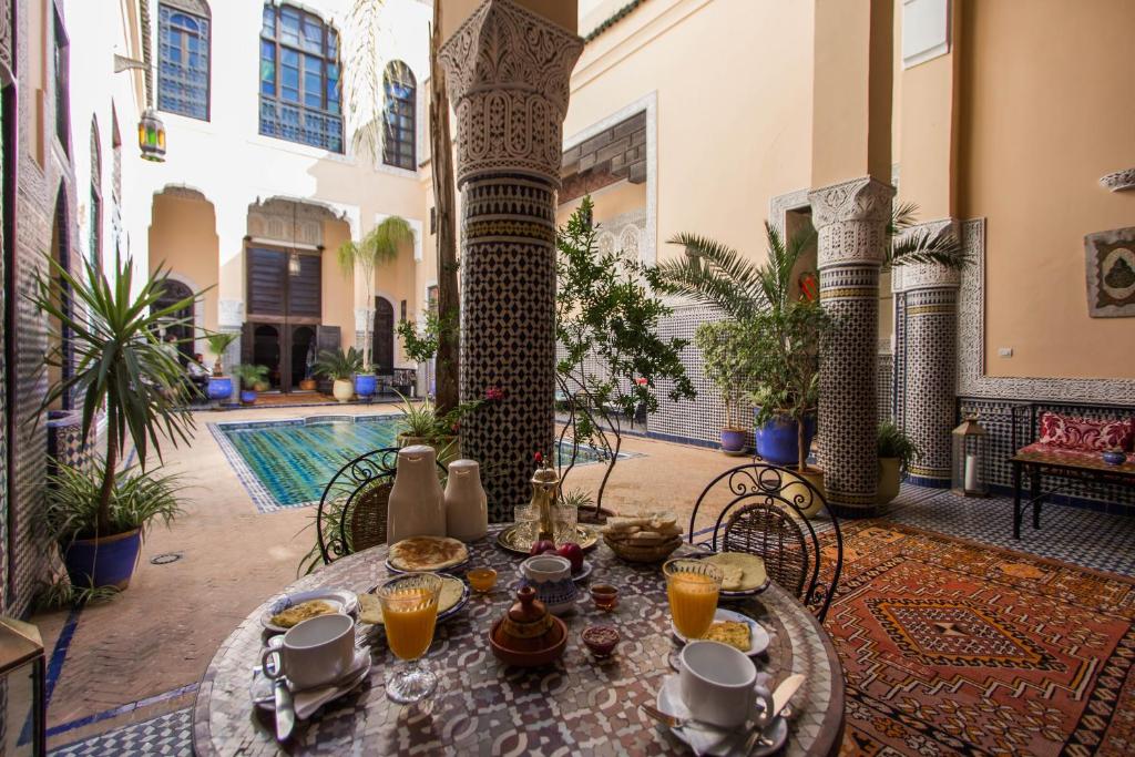- une table avec de la nourriture dans une cour dans l'établissement Riad Fes Baraka, à Fès