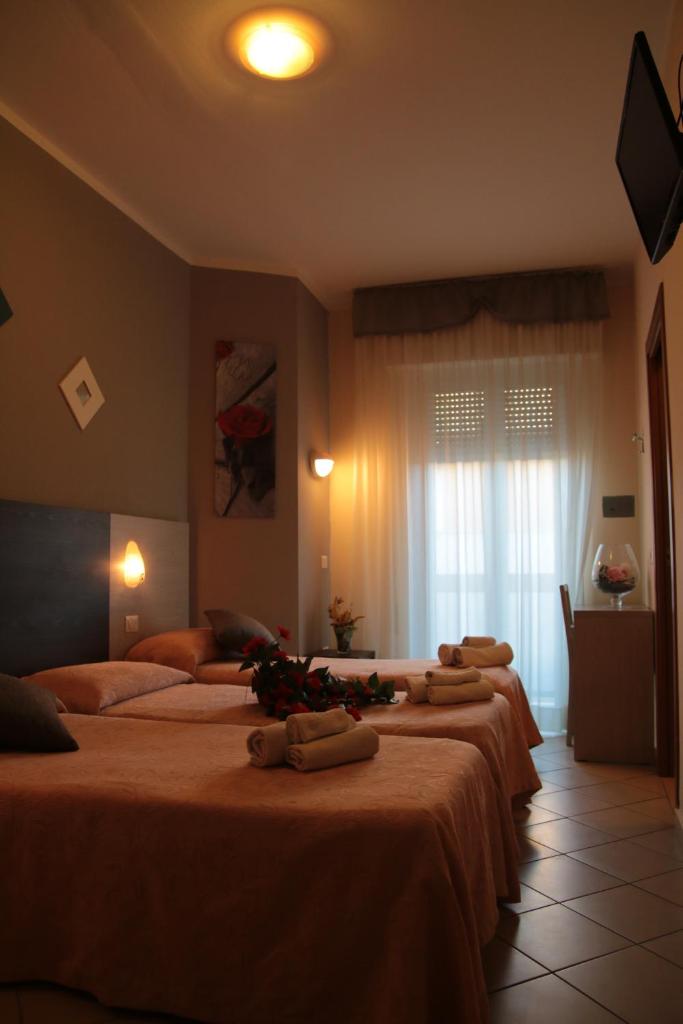 - un groupe de 4 lits dans une chambre dans l'établissement Hotel Senyor, à Rimini