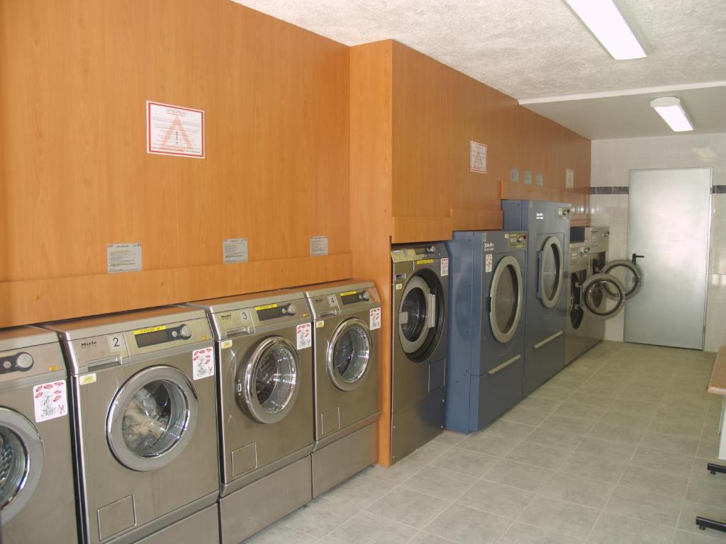 - une buanderie avec 3 lave-linge dans l'établissement Camping Vallée du Paradis, à Agay