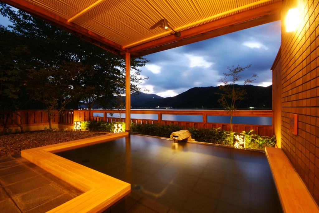 d'une terrasse avec vue sur l'eau. dans l'établissement Ginka, à Toyooka