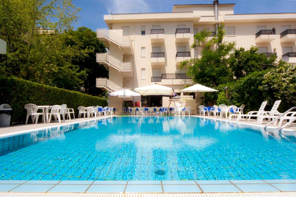 une piscine devant un hôtel dans l'établissement Hotel Reggiana, à Riccione