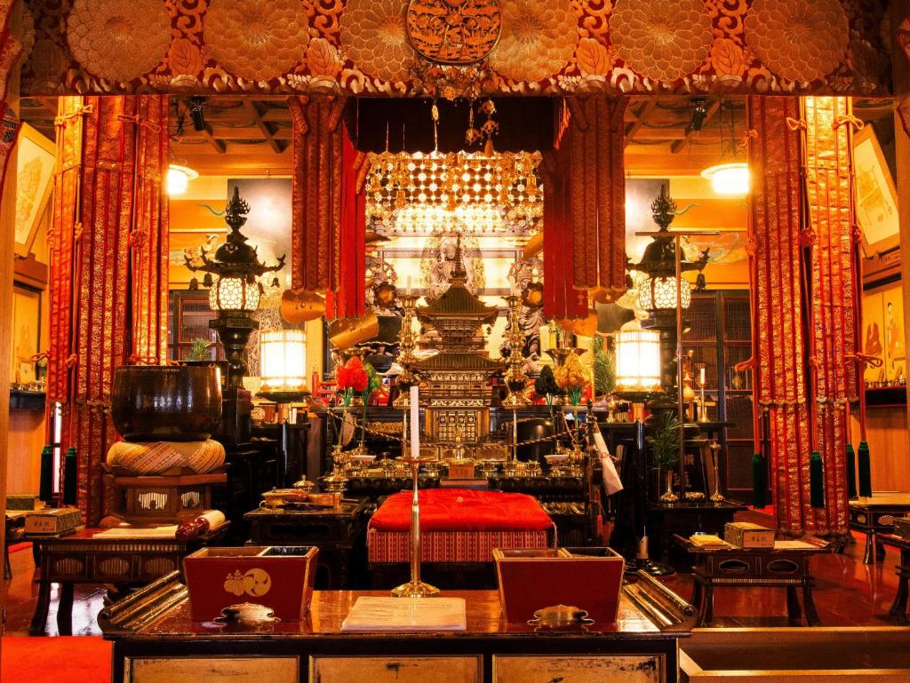 un salon meublé et une chambre avec un lit dans l'établissement Koyasan Shukubo Jokiin, à Koyasan