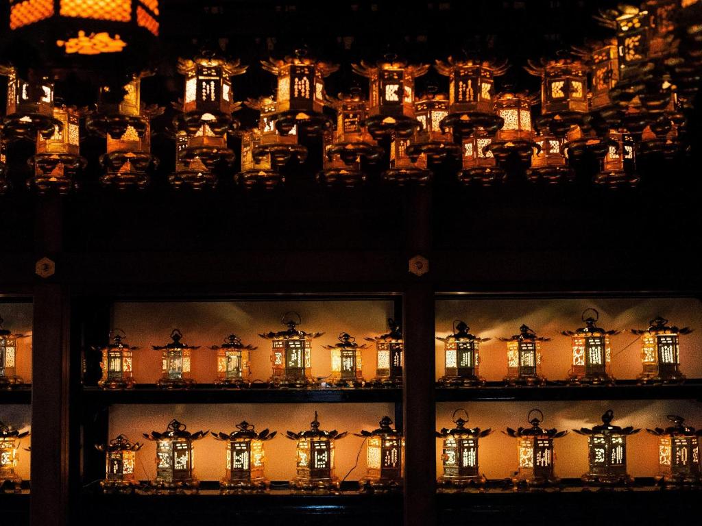 une exposition de bougies dans une fenêtre la nuit dans l'établissement Koyasan Shukubo Jokiin, à Koyasan