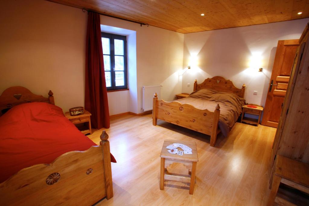 - une chambre avec 2 lits et une table dans l'établissement Chez le Marquis du Pontet, à Valloire