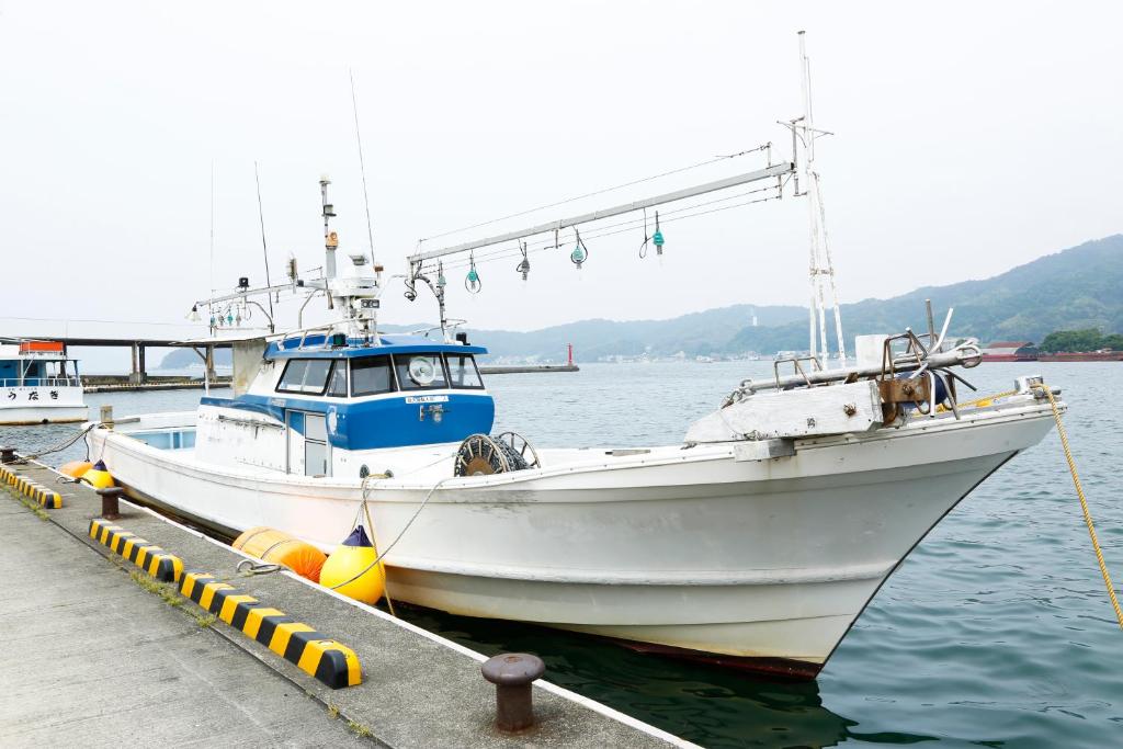 un bateau est amarré à un quai dans l'eau dans l'établissement Hotel Tango Nakamura So, à Miyazu