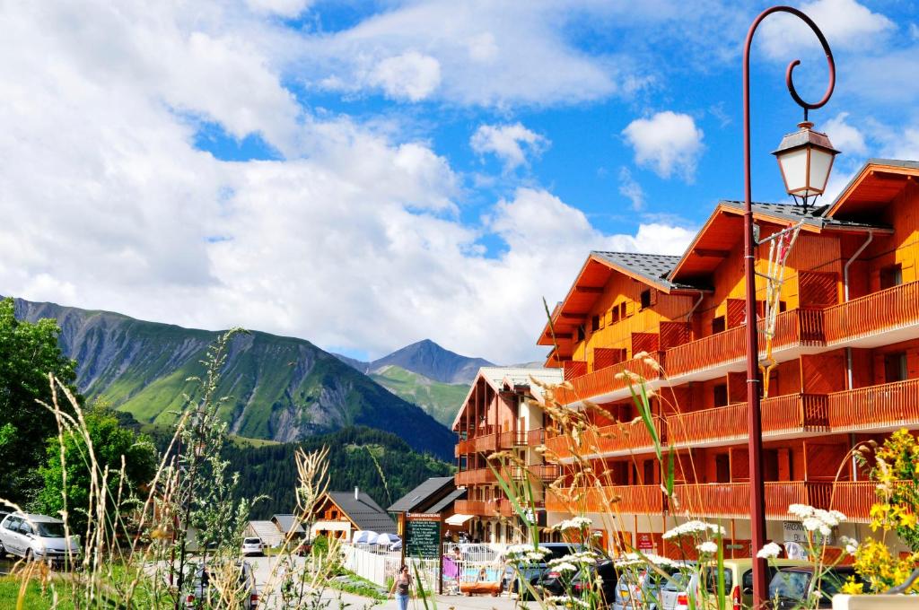 Cet hôtel offre une vue sur les montagnes en arrière-plan. dans l'établissement Résidence Goélia Le Relais des Pistes, à Albiez-le-Vieux 16 autres photos