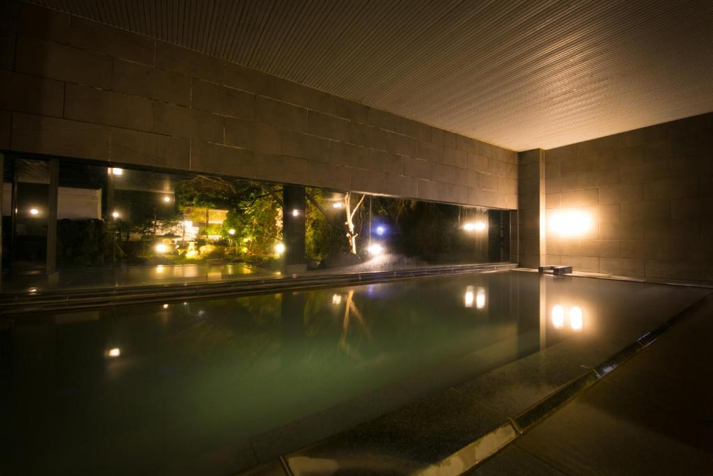 - une piscine dans un bâtiment la nuit dans l'établissement Bourou NOGUCHI Noboribetsu (Adult Only), à Noboribetsu 37 autres photos