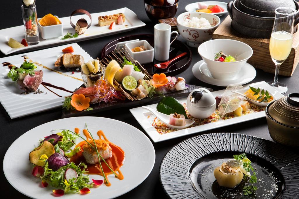 une table avec plusieurs assiettes de nourriture dessus dans l'établissement Bourou NOGUCHI Noboribetsu (Adult Only), à Noboribetsu