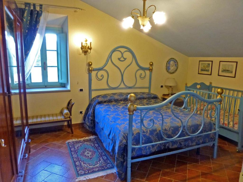 une chambre avec un lit bleu et une fenêtre dans l'établissement Villa Le Panche, à Pontepetri 58 autres photos