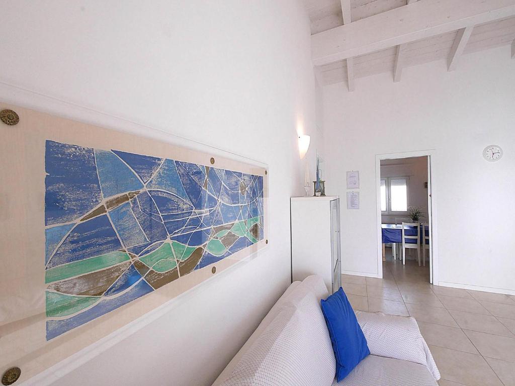 un salon avec un grand tableau au mur dans l'établissement Residence Villa Livia, à San Vincenzo 74 autres photos