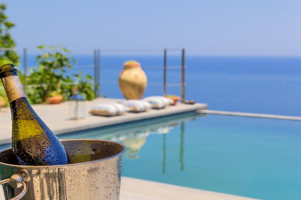 - une bouteille de vin dans un seau près de la piscine dans l'établissement Villa Battiato . Home n Pool, à Acireale