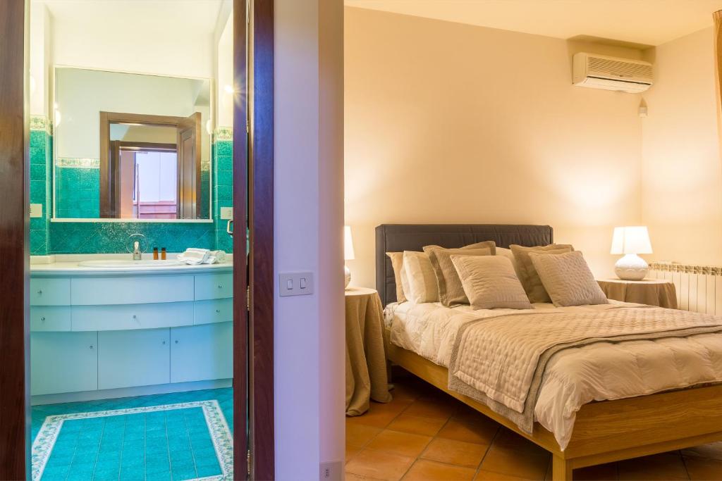 une chambre avec un lit, un lavabo et un miroir dans l'établissement Villa Battiato . Home n Pool, à Acireale