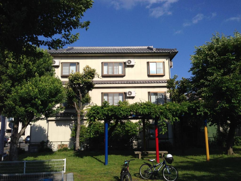 une maison avec deux vélos garés devant elle dans l'établissement Business Ryokan Wakakusa, à Tsu
