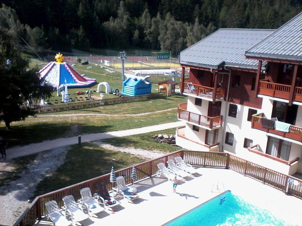 - une vue sur un complexe avec une piscine et une aire de jeux dans l'établissement Résidence Goélia Les Balcons d'Anaïs, à La Norma 8 autres photos