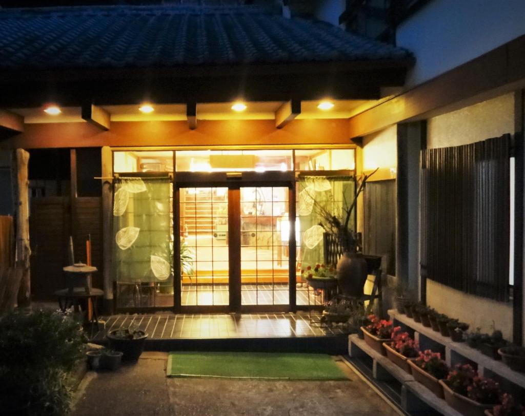 une porte d'entrée d'une maison la nuit dans l'établissement Tenryuso, à Ōtaki